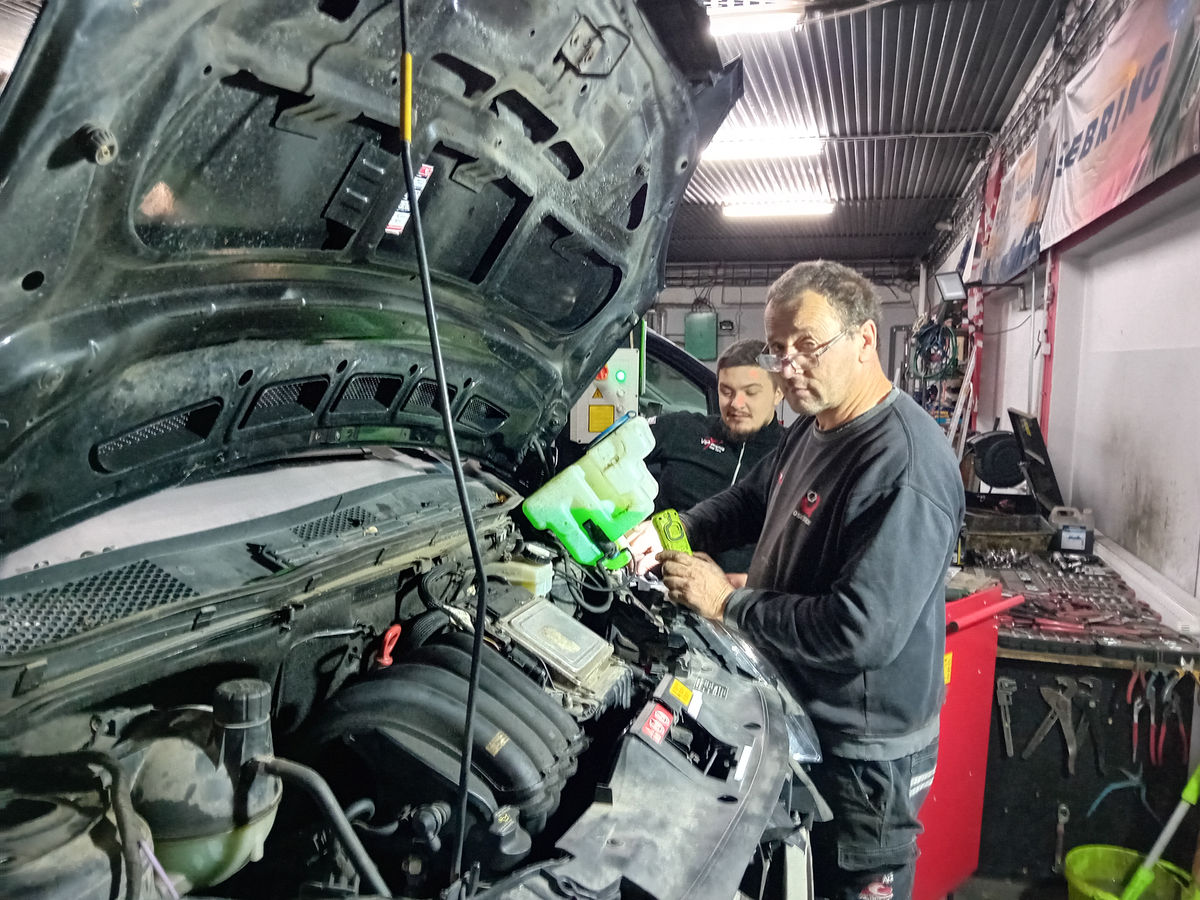Naši mechanici pri práci