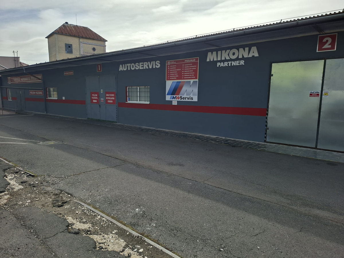 Budova autoservisu zvonku